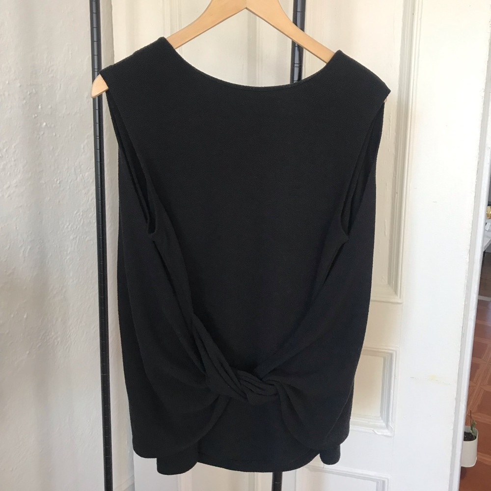 Textured top with knot-design at front
